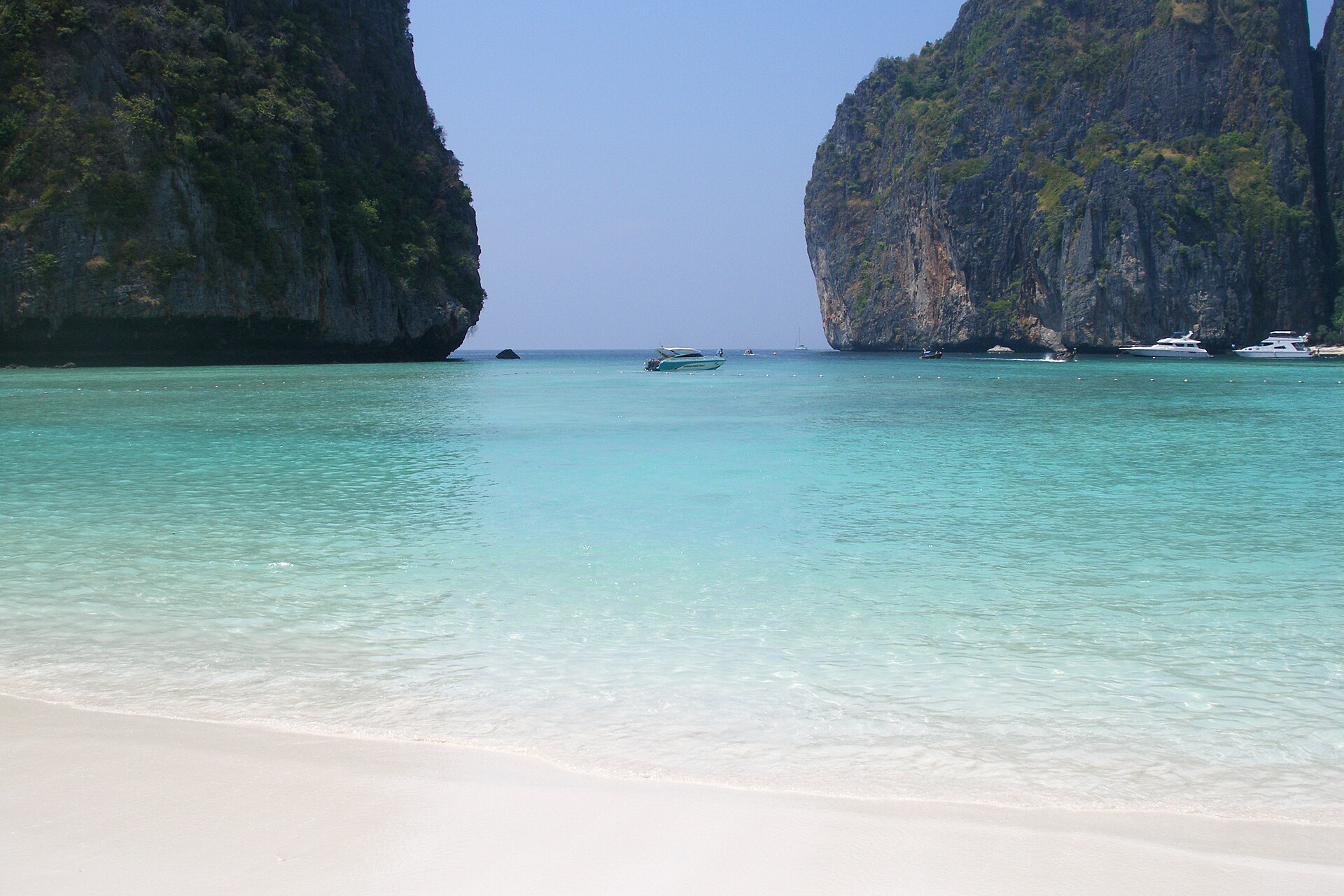 Sunny tropical beach representing Thailand's seasons