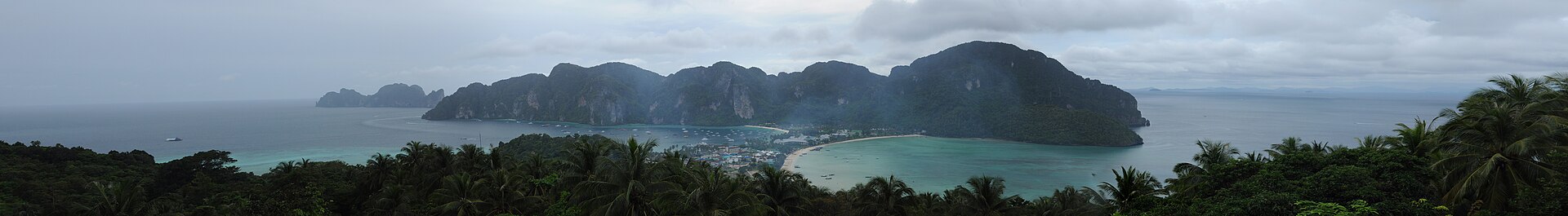 Long-tail boat on turquoise water between Thai islands